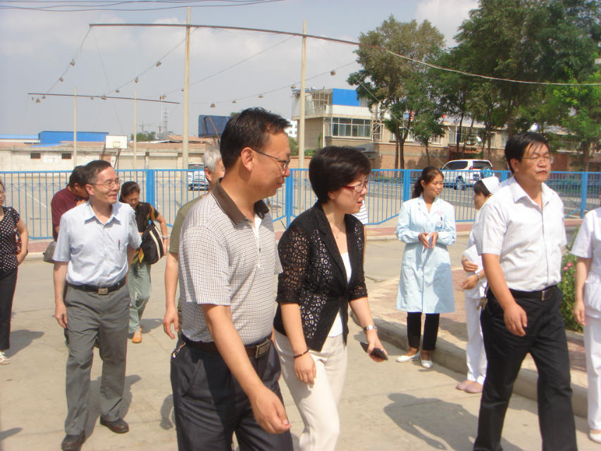 国家卫生计生委疾控局副局长王斌一行莅临我院新建社区卫生服务站调研