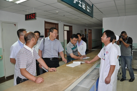 省卫计委临床外周血管介入二类治疗技术准入审核专家组莅临集团公司总医院检查指导工作