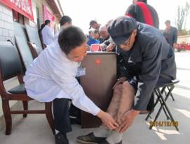 靖煤总医院专家受邀在全国高血压宣传日赴河畔镇李塬村开展大型义诊活动