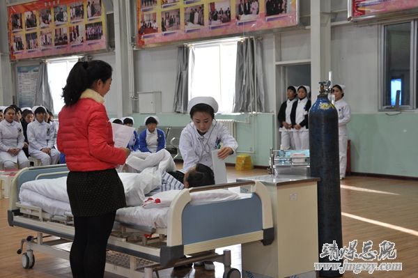 总医院护理部举办“待病人如亲人”示范表演活动