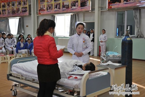 总医院护理部举办“待病人如亲人”示范表演活动