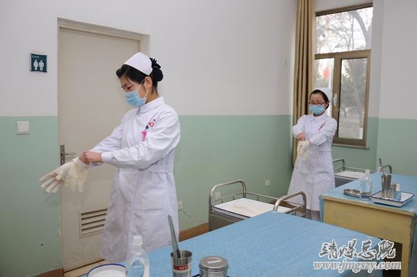 护理部举办新护士技能操作比赛