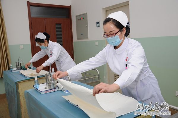 护理部举办新护士技能操作比赛