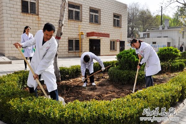 营造绿色就医环境__建设和谐美丽医院_———医务人员义务劳动绿化美化医院环境