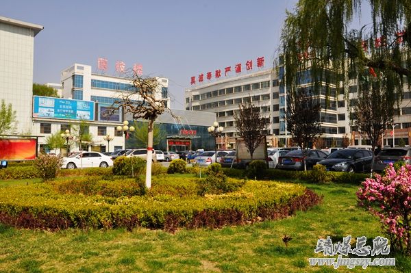 营造绿色就医环境__建设和谐美丽医院_———医务人员义务劳动绿化美化医院环境