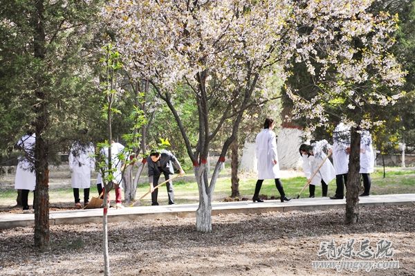 营造绿色就医环境__建设和谐美丽医院_———医务人员义务劳动绿化美化医院环境