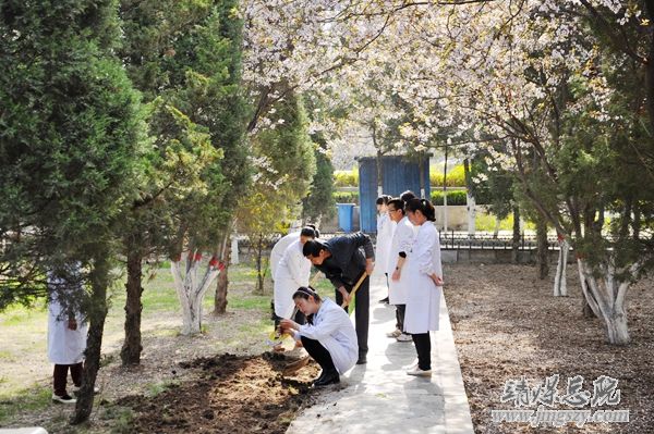 营造绿色就医环境__建设和谐美丽医院_———医务人员义务劳动绿化美化医院环境