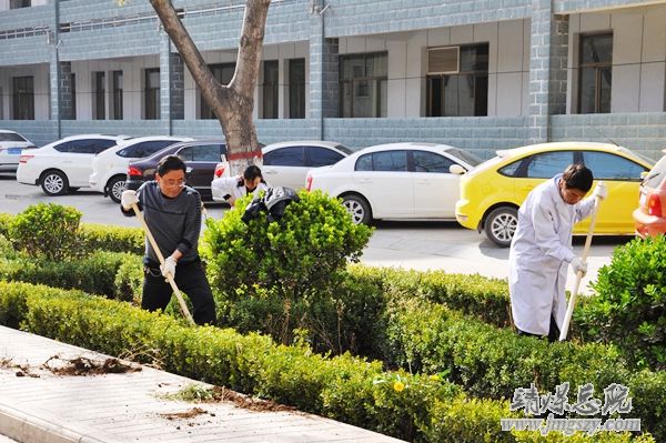 营造绿色就医环境__建设和谐美丽医院_———医务人员义务劳动绿化美化医院环境