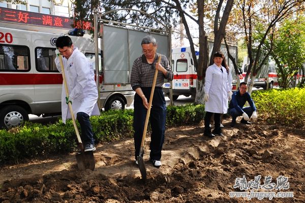 营造绿色就医环境__建设和谐美丽医院_———医务人员义务劳动绿化美化医院环境
