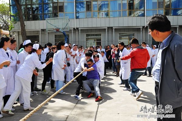 总医院工会举办庆五一职工拔河比赛