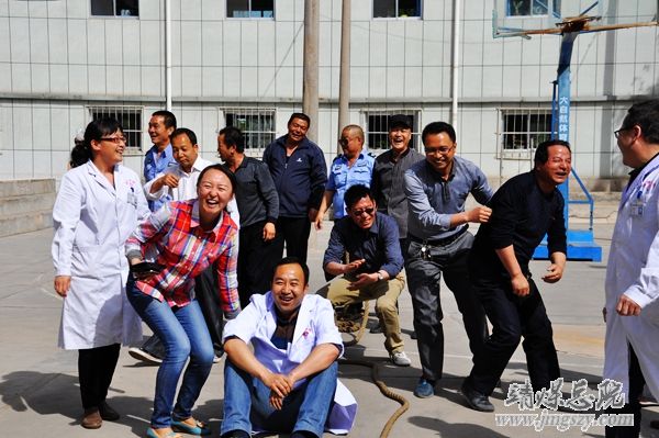 总医院工会举办庆五一职工拔河比赛