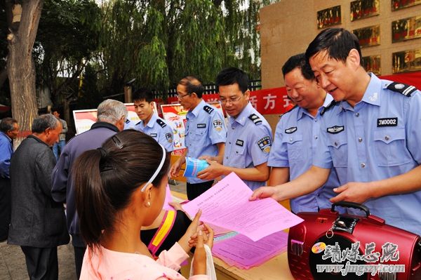 崇尚科学文明  依法治理邪教 ----集团公司在总医院门口举办反邪教宣传