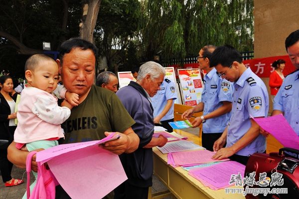 崇尚科学文明  依法治理邪教 ----集团公司在总医院门口举办反邪教宣传