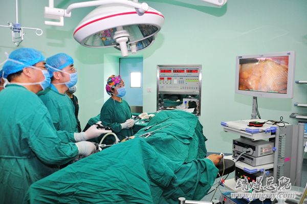 集团总医院首例腹腔镜腹股沟疝修补术获得成功