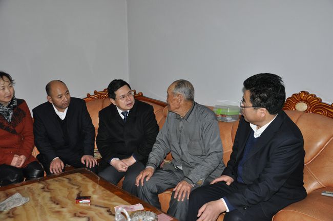 靖煤集团公司总医院开展节前慰问离退休及困难职工活动